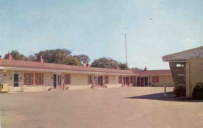 Star Lite Motel - Old Postcard (newer photo)